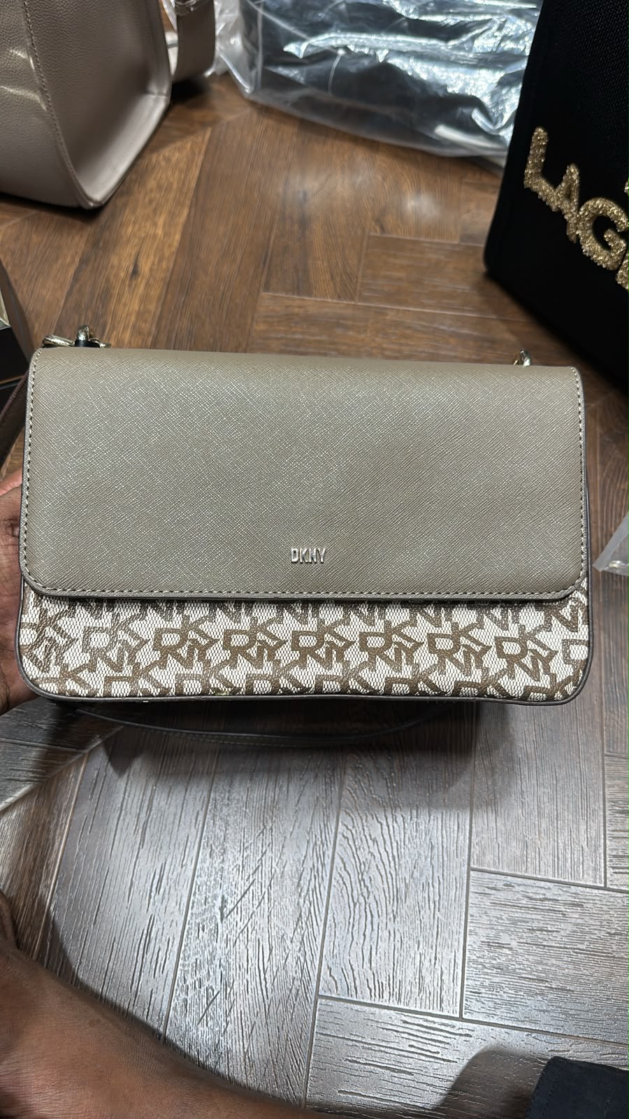 DKNY 1322