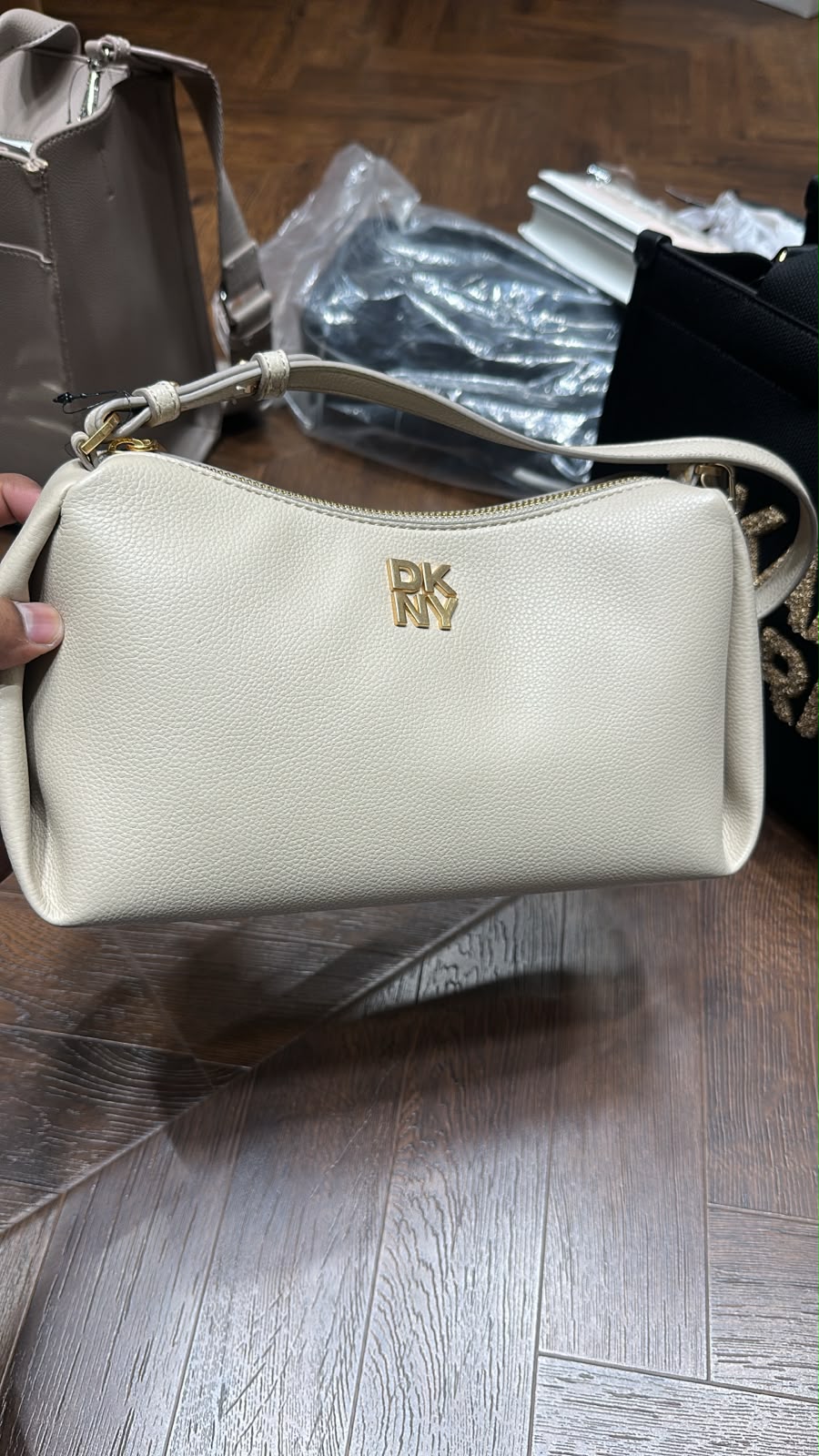 DKNY 1325